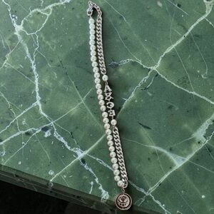 Elegant Silver and Pearl Necklace. One piece